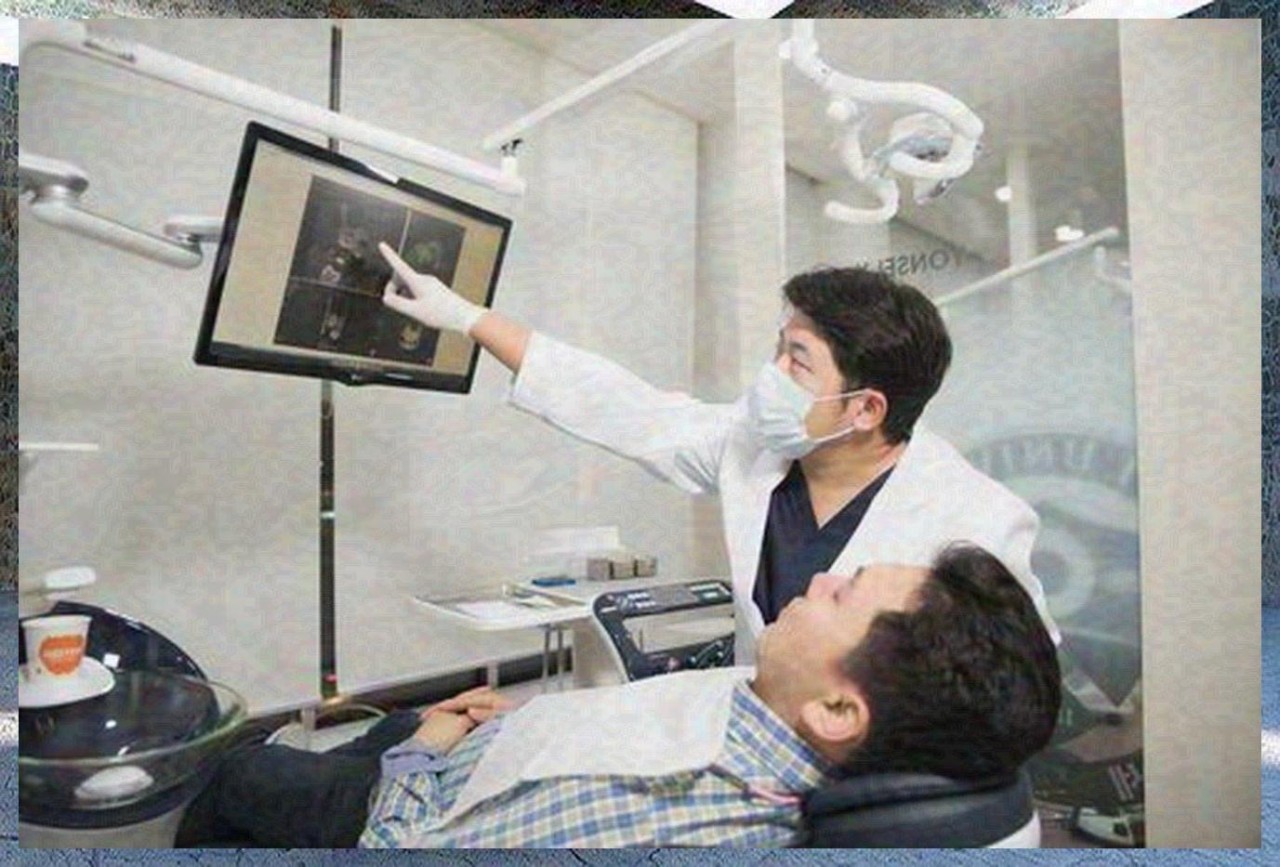 치과의사가 환자에게 디지털 X-ray 영상을 설명하고 있는 진료 장면